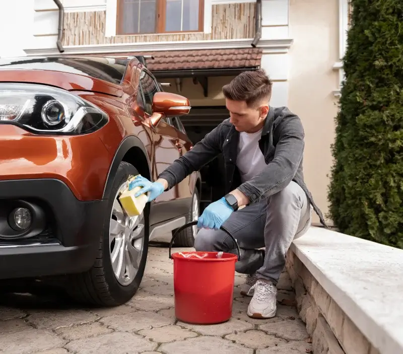 Lavage auto à domicile Moyrazès : professionnel intervenant sur un véhicule
